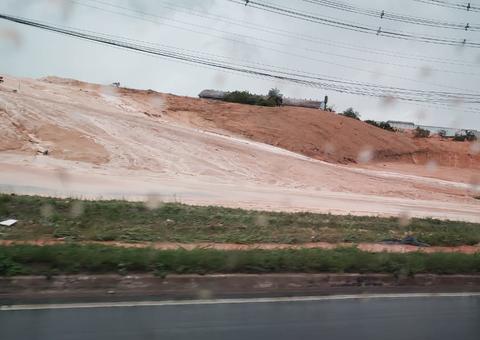 Barranco desaba durante temporal e prejudica trânsito em avenida de Manaus 