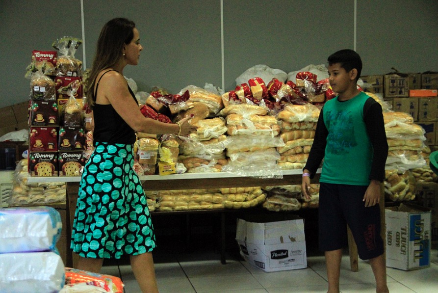 Mais de 400 vítimas do incêndio no Educandos já receberam doações da prefeitura