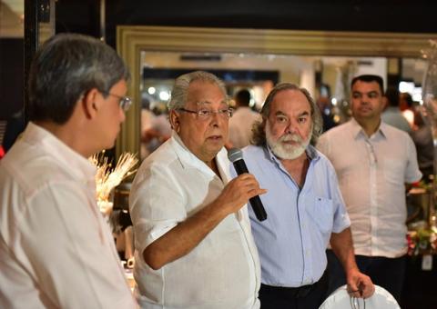 Amazonino se confraterniza com equipe e faz homenagem emocionada a Mestrinho