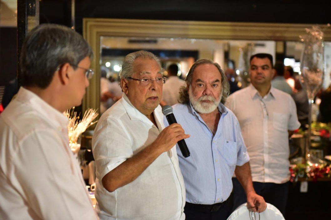 Amazonino se confraterniza com equipe e faz homenagem emocionada a Mestrinho