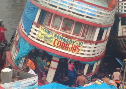 Tripulantes tentam salvar mercadorias após barco tombar no Porto da Manaus Moderna