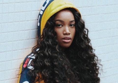 Iza exibe curvas de biquíni durante viagem de lua de mel