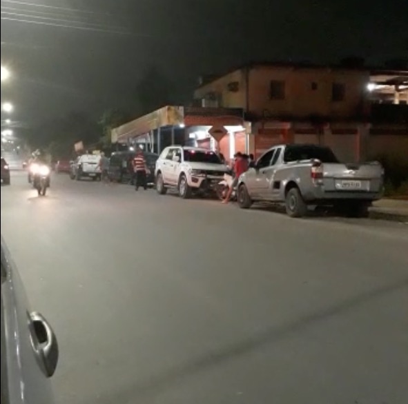 Motociclista morre e outro fica ferido ao serem arrastados por van em Manaus