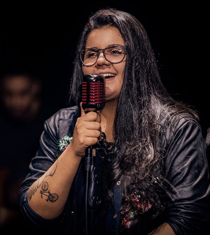 Ônibus da cantora Yasmin Santos sofre acidente grave em estrada e deixa mortos