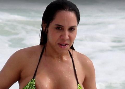 Fã passa dos limites e apalpa Mulher Melão de fio-dental na praia