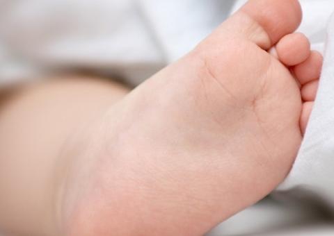 Bebê de 1 ano tem perna quebrada e fica cego após suposta queda em Manaus