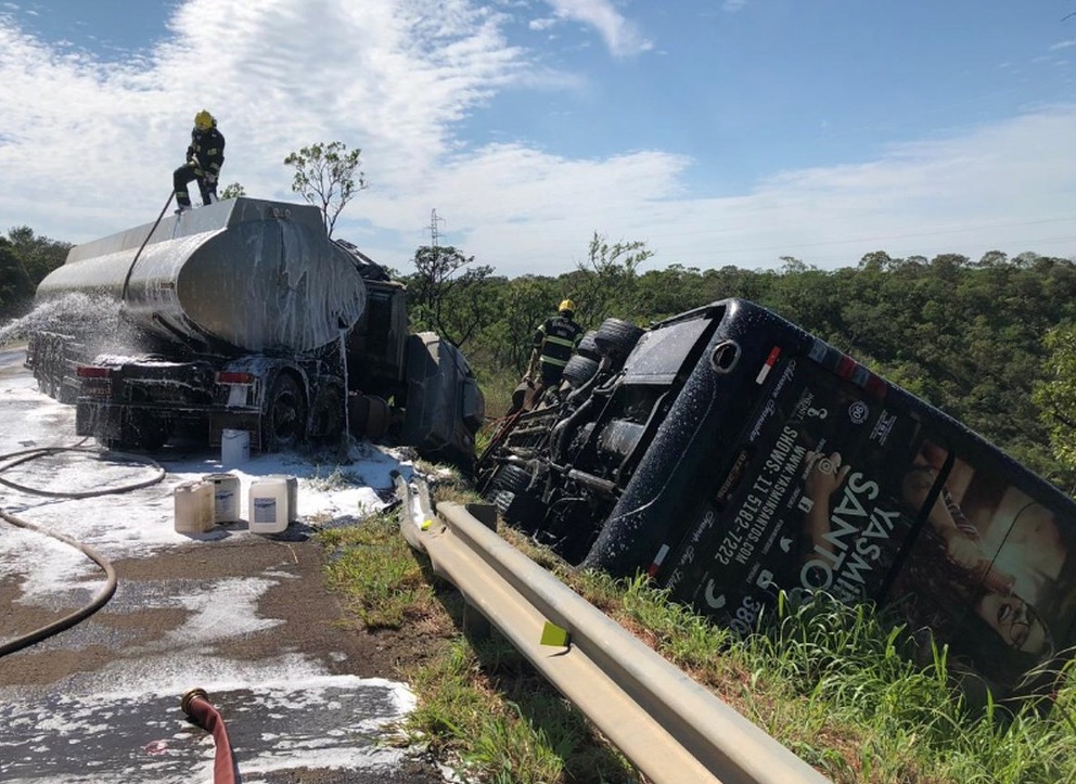 Motorista do ônibus da cantora Yasmin Santos morre em acidente grave na estrada