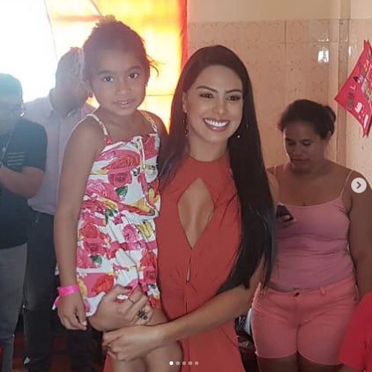    Em Manaus, Miss Brasil Mayra Dias visita vítimas do incêndio no Educandos