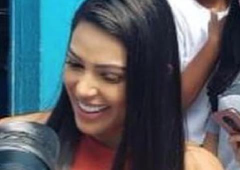    Em Manaus, Miss Brasil Mayra Dias visita vítimas do incêndio no Educandos