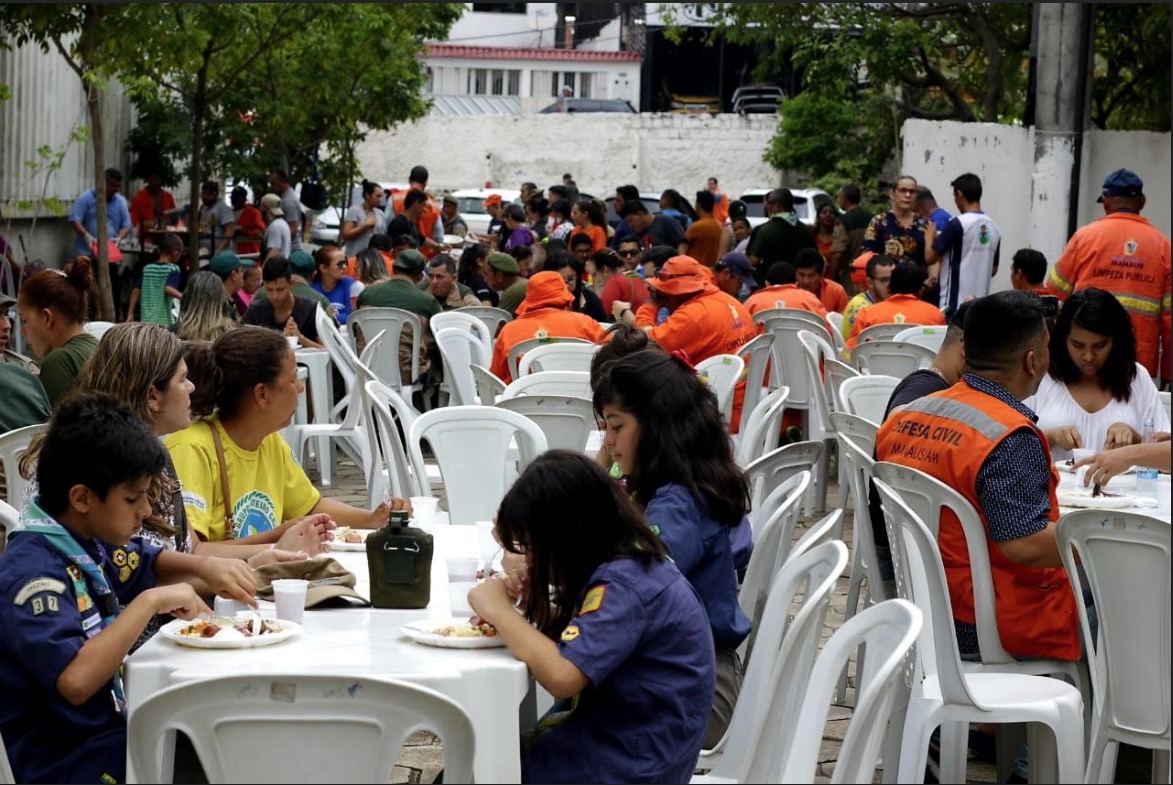 Voluntários têm almoço especial em agradecimento pelo trabalho em prol das vítimas do incêndio 