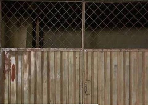 Homem tenta invadir casa da ex, fica preso em grade e o pior acontece