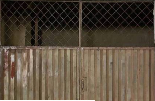 Homem tenta invadir casa da ex, fica preso em grade e o pior acontece