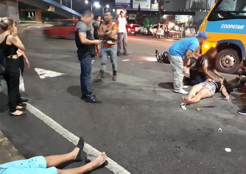 Casal fica ferido ao ser atropelado por micro-ônibus em avenida de Manaus