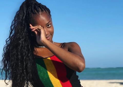 Iza posta foto de maiô super cavado na lua de mel e virilha rouba a cena