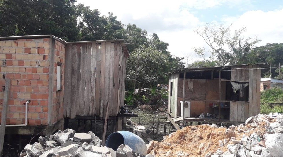  Revoltados, vizinhos ameaçam atear fogo em casa de suspeito de assassinar jovem em Manaus