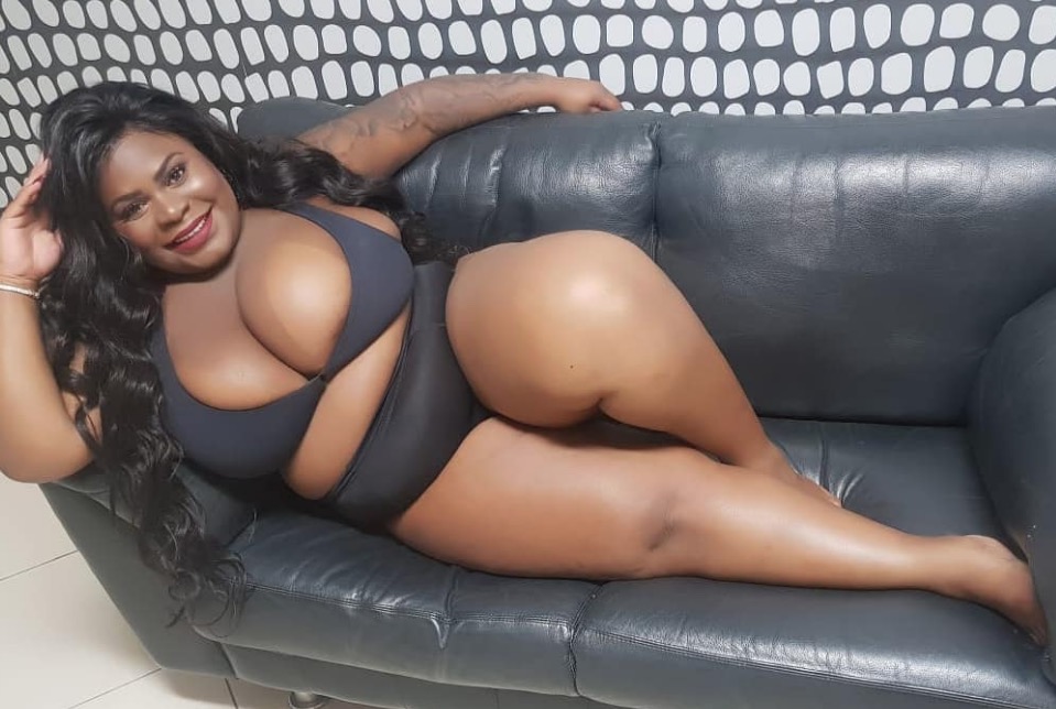  Jojo Toddynho faz batucada nos seios GG ao som de axé; vídeo