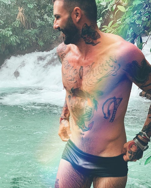 Ex-BBB Wagner posta foto só de sunga e seguidoras piram: 'que estilingue é esse?'