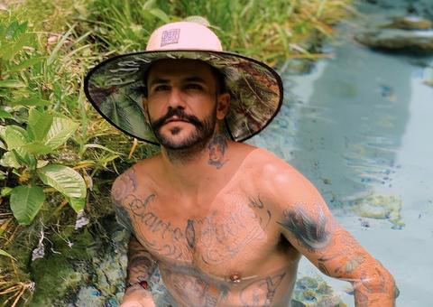 Ex-BBB Wagner posta foto só de sunga e seguidoras piram: 'que estilingue é esse?'