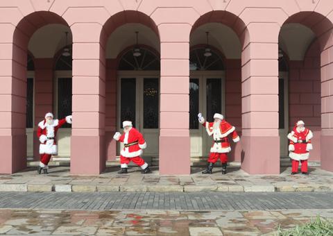 Papais Noéis 'amazonenses' recriam clássica foto do Beatles no álbum Abbey Road 