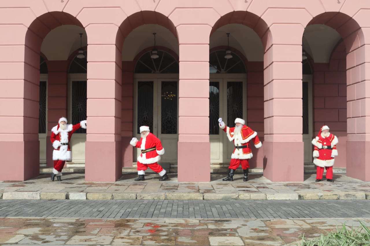 Papais Noéis 'amazonenses' recriam clássica foto do Beatles no álbum Abbey Road 