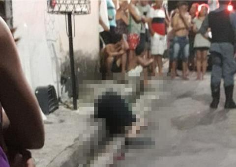 Sentado na calçada, jovem é assassinado a tiros em Manaus 