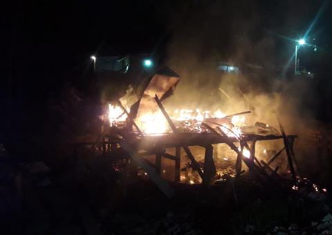 Após ameaças, populares ateiam fogo em casa de suspeito de matar jovem em Manaus