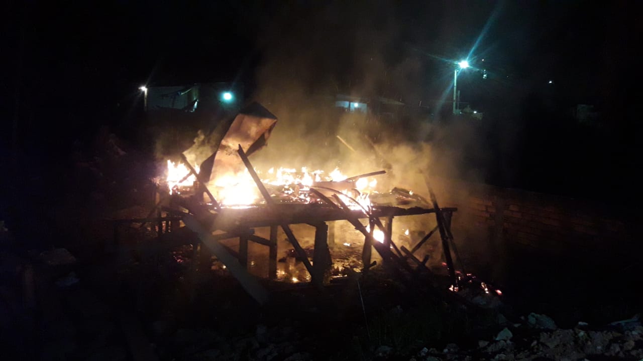 Após ameaças, populares ateiam fogo em casa de suspeito de matar jovem em Manaus