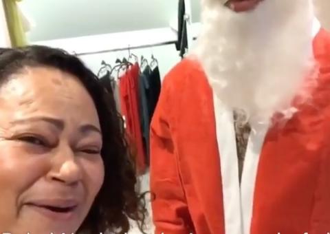 Gabriel Jesus se fantasia de Papai Noel, e mãe brinca: 'Está raquítico'