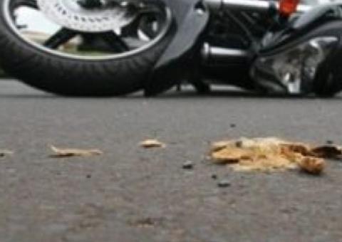 Motociclista morre após colidir com carro estacionado em Manaus 