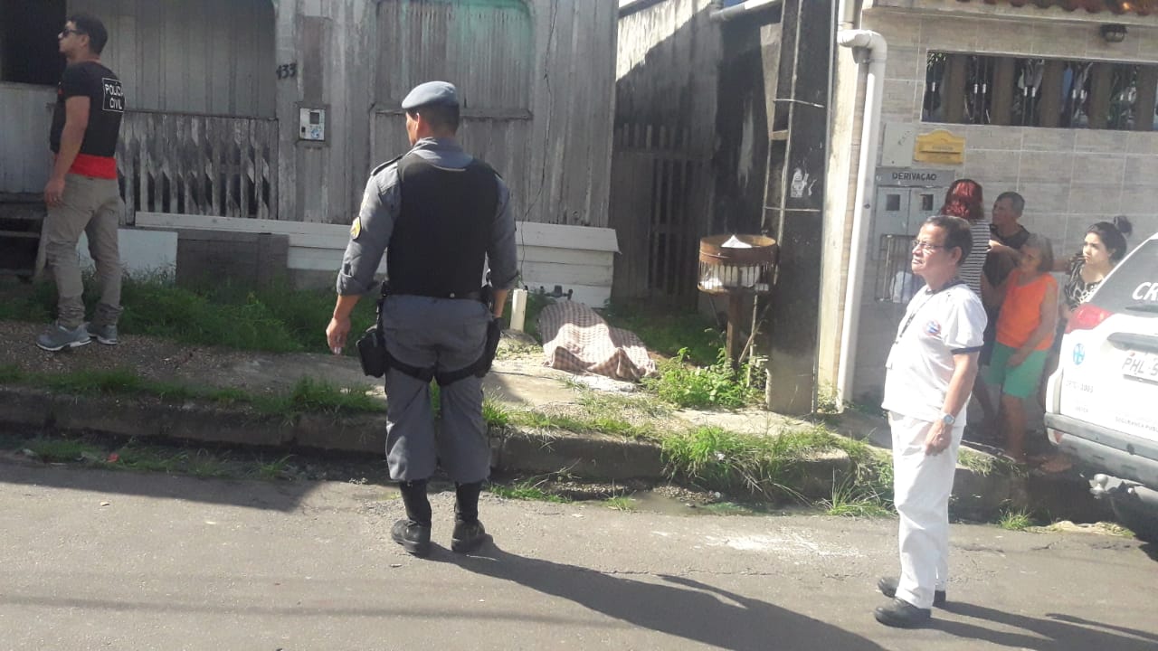 Vizinha encontra mulher morta na porta de casa em Manaus