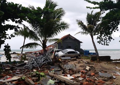 Indonésia registra mais de 300 mortos e fica em estado de alerta após tsunami
