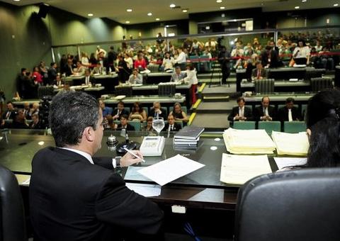 Deputados faltam 669 vezes no ano e nenhum chega a 100% de frequência na Aleam