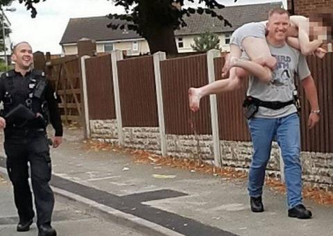 De cueca, traficante é carregado por policial após ser preso e foto viraliza