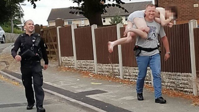 De cueca, traficante é carregado por policial após ser preso e foto viraliza