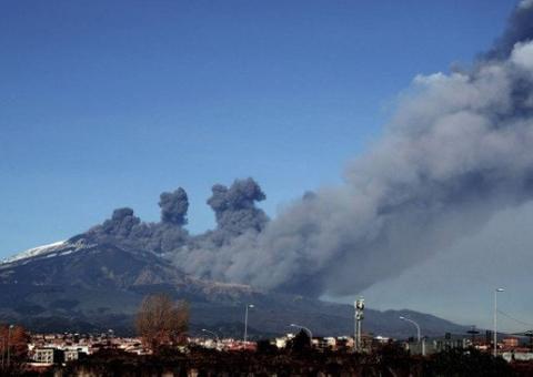 Vulcão Etna expele cinzas e provoca tremores na Sicília