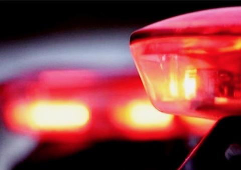 Idosa de 61 anos desmaia ao ser agredida com socos e empurrões pelo filho embriagado em hotel