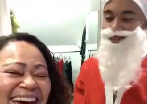 Gabriel Jesus se fantasia de Papai Noel e mãe alfineta: “tá passando fome”