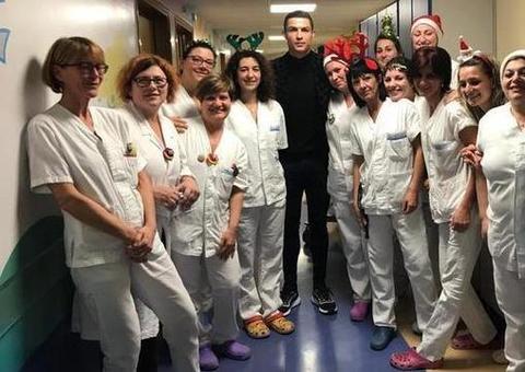 Cristiano Ronaldo visita hospital e dá presentes de Natal a crianças