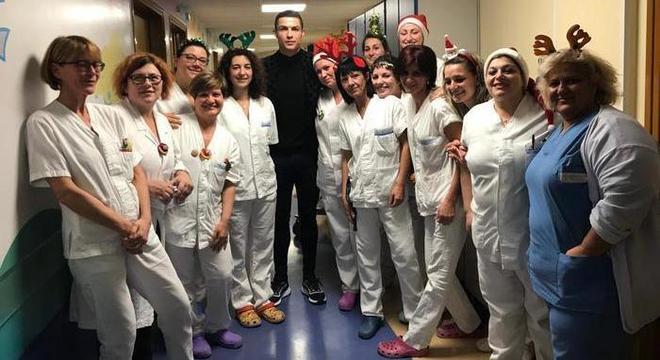 Cristiano Ronaldo visita hospital e dá presentes de Natal a crianças