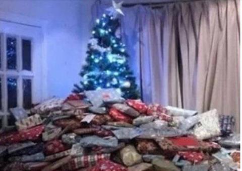 Mulher causa polêmica ao cobrir árvore de Natal de presentes para filhos