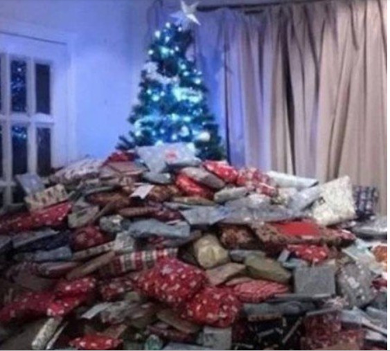 Mulher causa polêmica ao cobrir árvore de Natal de presentes para filhos