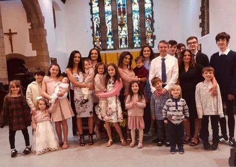 Casal com 21 filhos começa a embrulhar presentes de Natal desde agosto 