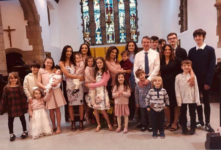 Casal com 21 filhos começa a embrulhar presentes de Natal desde agosto 