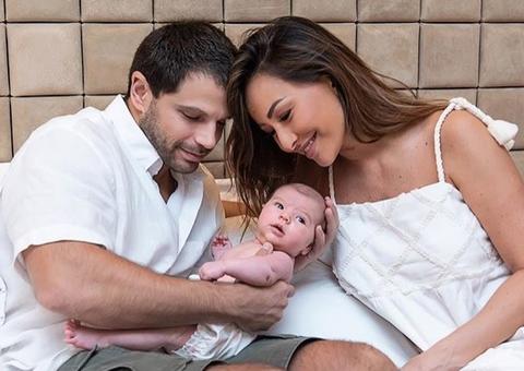 ‘1º Natal da Zoe’: Sabrina Sato veste filha de Mamãe Noel