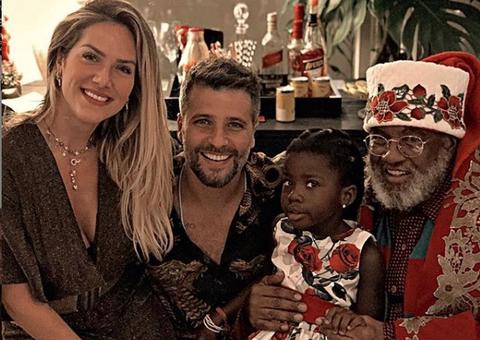 Bruno e Gio Ewbank apresentam Papai Noel negro a Titi, ‘Natal colorido'