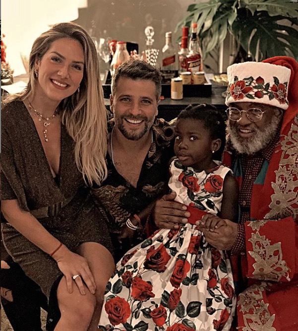 Bruno e Gio Ewbank apresentam Papai Noel negro a Titi, ‘Natal colorido'