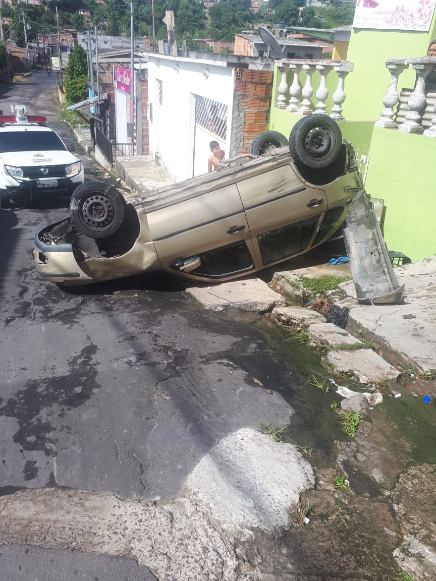 Motorista perde controle de carro e capota com 5 crianças em rua de Manaus