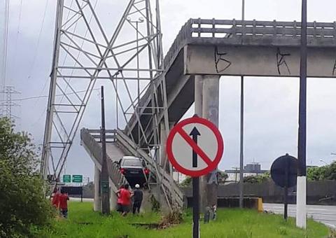 Motorista confunde passarela de pedestres com viaduto e pior acontece
