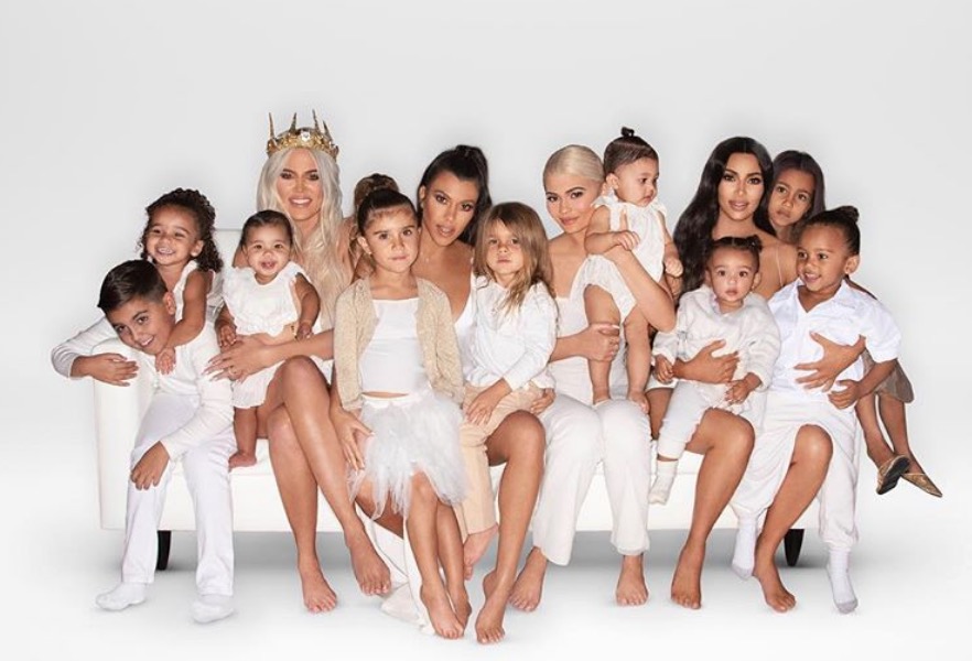 Kardashians posam para foto natalina e internautas ficam chocados com detalhe