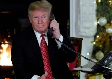 'Sozinho' na Casa Branca, Trump distribui ataques no Twitter na noite de Natal